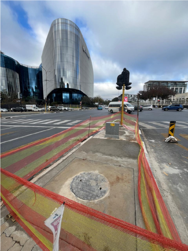 JDA_joburg's tweet photo. 🏗️Construction progress continues at the Rivonia BRT Station as finishing works move ahead.

Ongoing activities:

• Installation of the glass façade
• Pouring of screed at Rivonia Rd &amp; Sandton Dr
• Reinstatement of paving completed at Rivonia Rd &amp; Sandton Dr

#JoburgReimagined https://t.co/9sK1q01zMu