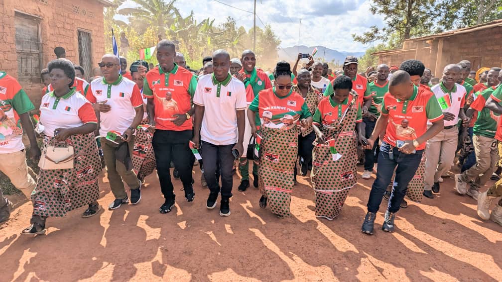 NindoreraF67611's tweet photo. #Burunga
Gahunda yanje ni ugukomeza kwerekana #Ivyiza n'#Inguvu z'umugambwe @CnddFdd
Aba ni Abagumyabanga bo muri #zoneKayogoro muri Komine NYANZA Intara ya BURUNGA aho kumusi w'ejo igenekerezo rya 16/5/2026 bariko bigina intsinzi y'amatora aheruka.
#Nyanza_irapanze
@CBurunga https://t.co/zByJPagY44