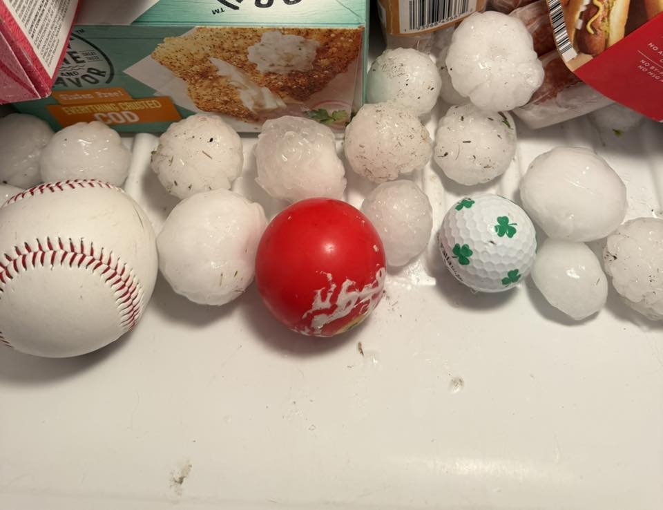 HailTrace's tweet photo. ⭐⭐️⭐️⭐️ 3-STAR | GOODLAND, KS
2.75"+ hail. 4,000+ structures hit.

Baseball-sized hail #HailStorm #RoofDamage #RoofingContractor #StormRestoration #Hail #HailTrace and intense winds tore through western Kansas tonight. Goodland took the direct hit — damage reported in town.

📍 Goodland, KS
🌨️ Max Hail: 2.75"+
🏠 Structures (1"+): 4,000+

👉 See the full map: https://t.co/MJSHY0r32m