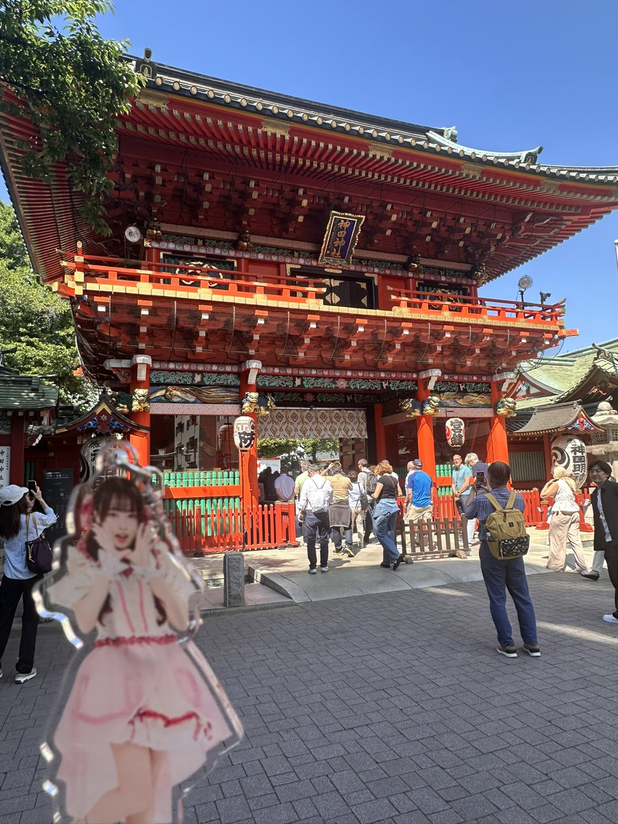 c_pon0316's tweet photo. 秋葉原のホコ天って復活してたのね！？
久々すぎて嬉しくて交差点ど真ん中で撮影してしまった🤣

と今日は #SwichDrop デビューライブ❣️
先行物販も無事にすませて、
ランダムアクキーも無事にるんるんをGET❤️可愛っ
うちわも買って、いま即席デコできましたっ
#神代留愛 #神田明神 #début #すいっぷ https://t.co/X1EAx3toP7