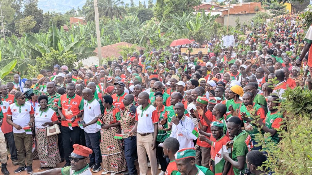 NindoreraF67611's tweet photo. #Burunga
Gahunda yanje ni ugukomeza kwerekana #Ivyiza n'#Inguvu z'umugambwe @CnddFdd
Aba ni Abagumyabanga bo muri #zoneKayogoro muri Komine NYANZA Intara ya BURUNGA aho kumusi w'ejo igenekerezo rya 16/5/2026 bariko bigina intsinzi y'amatora aheruka.
#Nyanza_irapanze
@CBurunga https://t.co/zByJPagY44