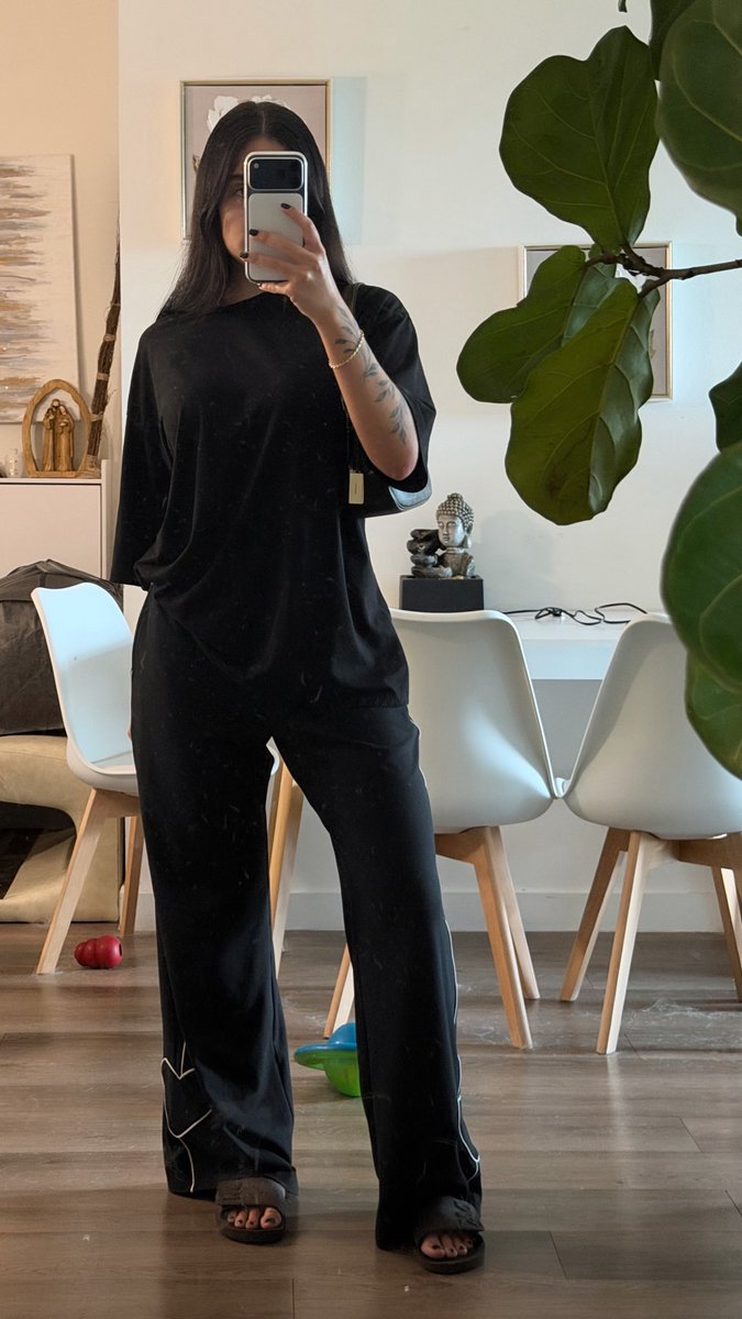 JustViSaa's tweet photo. Outfit normalito https://t.co/cbFZVdKNA1