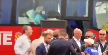 SweeneyStreet's tweet photo. @itsmeback_ E si, la contagiosità di questo phantavairus è impressionante.
Comunque interpretazione da oscar all'omino sull'autobus. 🤣🤣🤣 https://t.co/EIDQLSLFSm