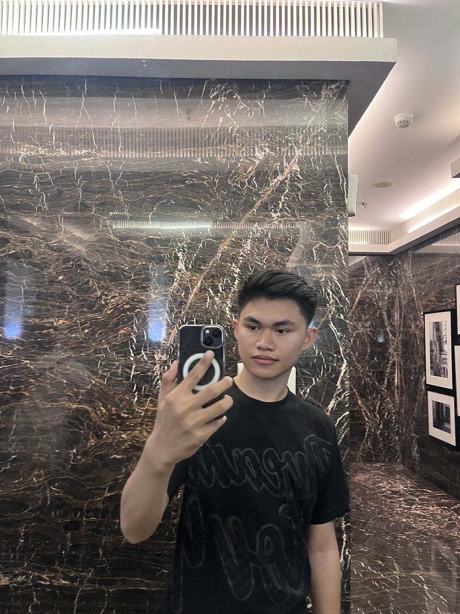 user23326's tweet photo. ada yg sama gasii klo ke mall pengennya ngaca mulu ☺️🙏🏻 https://t.co/shA7LgBDdC