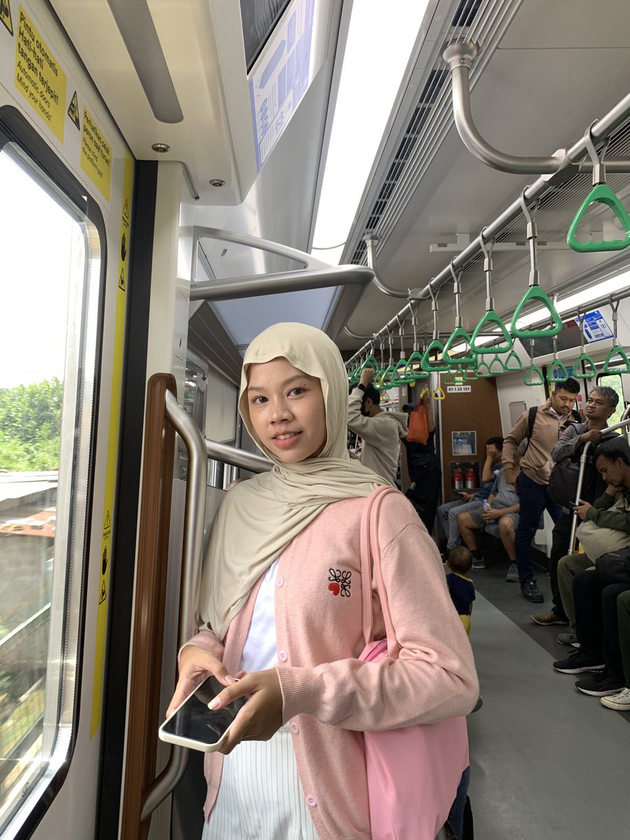 thisaemeyya's tweet photo. makeup cakep, outfit mantep, ketek baunya ga sedep sih no no ya ☝🏼🙂‍↔️

#BikinKamuLebihPede #TokyoNightDeoRollOn https://t.co/siRcpothrE