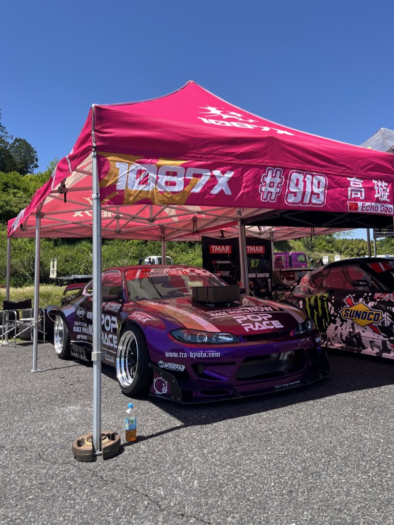 akaboro_32m's tweet photo. ホイールサプライヤーは #workwheels。 KF、M1、S1の爆リムを大量投与されて気持ちがいい。
車高はサロンの時よりは気持ち上がった?とはいえかなり低め。車輌製作とメンテナンスガレージのコダワリな様子。
2JZが8割、VR38が1割なFDJの中で自然吸気のV8の音は異端。 https://t.co/VBLWy82ytL
