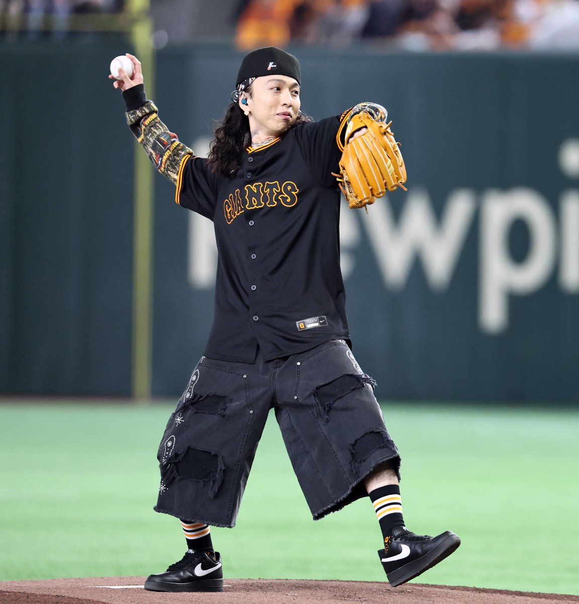 sanspo_giants's tweet photo. 【🔥#熱闘撮って出し🔥】
試合前のグラウンドで歌声を披露した人気ラッパー #KviBaba(クヴィババ)さんは、始球式にも登場。普段から楽曲を聴いている選手も多いです（撮影・荒木孝雄）

#巨人 #ジャイアンツ #giants #サンスポ https://t.co/GbrvvgBcXo