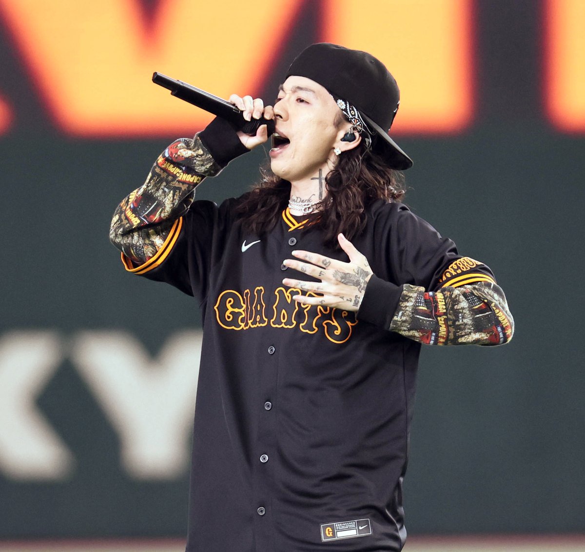 sanspo_giants's tweet photo. 【🔥#熱闘撮って出し🔥】
試合前のグラウンドで歌声を披露した人気ラッパー #KviBaba(クヴィババ)さんは、始球式にも登場。普段から楽曲を聴いている選手も多いです（撮影・荒木孝雄）

#巨人 #ジャイアンツ #giants #サンスポ https://t.co/GbrvvgBcXo