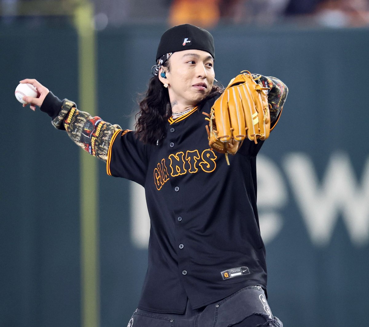 sanspo_giants's tweet photo. 【🔥#熱闘撮って出し🔥】
試合前のグラウンドで歌声を披露した人気ラッパー #KviBaba(クヴィババ)さんは、始球式にも登場。普段から楽曲を聴いている選手も多いです（撮影・荒木孝雄）

#巨人 #ジャイアンツ #giants #サンスポ https://t.co/GbrvvgBcXo