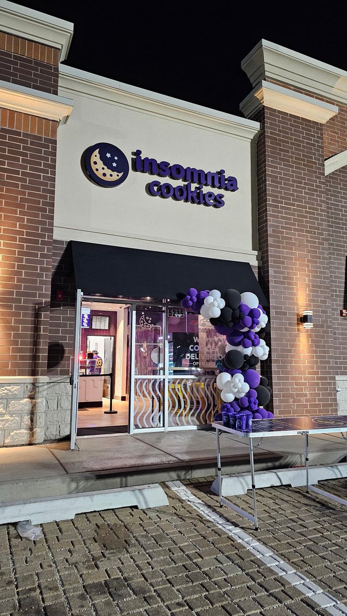 SpeedBrkr's tweet photo. Grand opening of #InsomniaCookies in Skokie, IL tonight!
Got a peanut butter cookie + 2 scoops of ice cream, a free cookie, and some free swag! 🍪😋
#foodie #latenightnoms https://t.co/9oer6O9wQ3