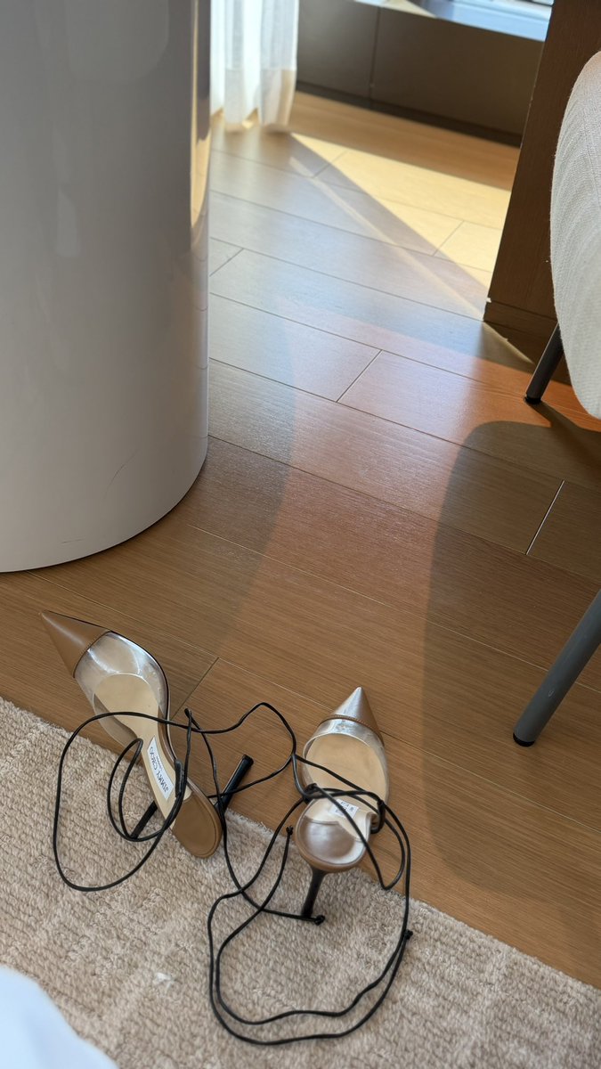 daramato's tweet photo. ヒール履かなさすぎて、すぐへこたれちゃう。慣らすために少しずつヒールの靴を履く機会を増やそうとおもう。
この日は耐えられずにビーチサンダル買って履いて帰った。 https://t.co/9svqdjJqIZ