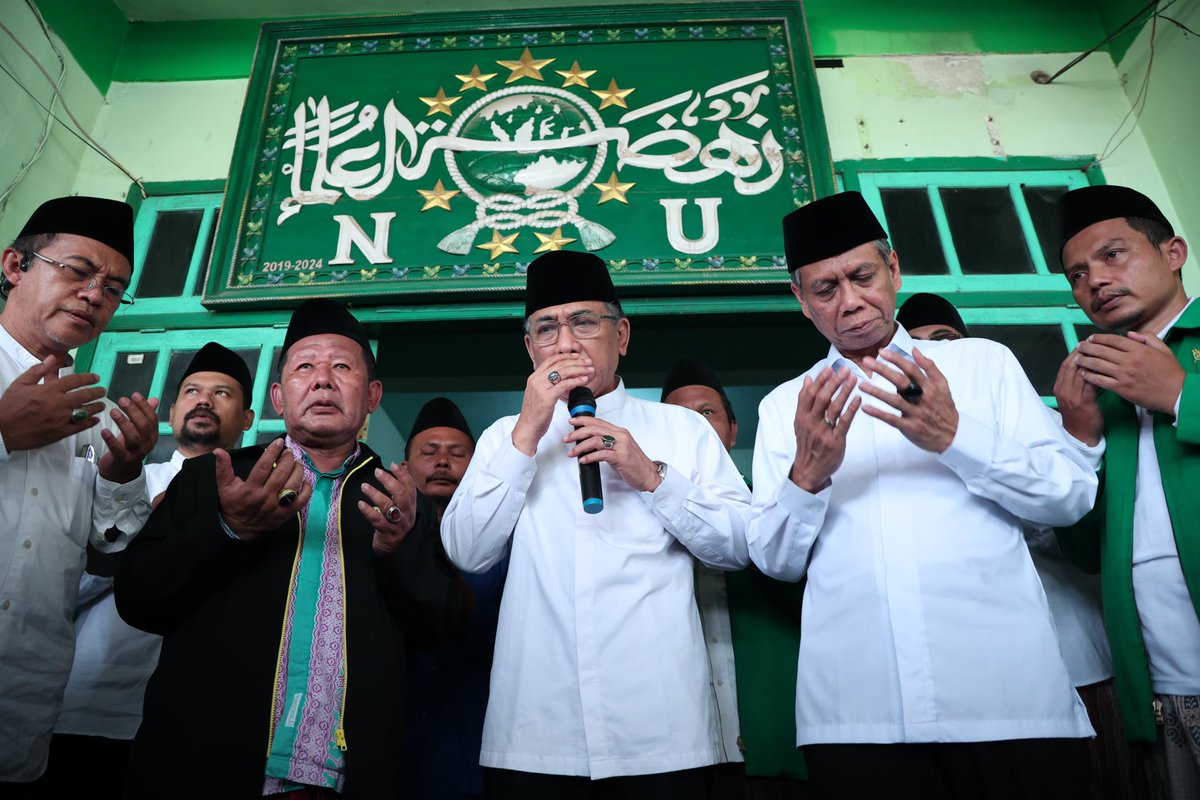 YahyaCStaquf's tweet photo. Menyisir bumi Madura selalu menghadirkan rasa ta'dhim mendalam. 

Safari di Pulau Garam ini diawali dengan silaturahmi dan sowan Rais Syuriah PBNU Prof. Dr. KH. Abdul A'la Basyir dan pengantin baru Ra Mamak di Pesantren Luk-Guluk Sumenep serta bertemu sahabat-sahabat pengurus MWC NU Pragaan Sumenep, Sabtu (16/5). 

Di kediaman Prof A’la, kami matur, menyambung rasa, melaporkan transformasi agenda-agenda penting Nahdlatul Ulama hari ini. Wejangan beliau menjadi pegangan kami untuk melewati masa-masa ini. Terima kasih.