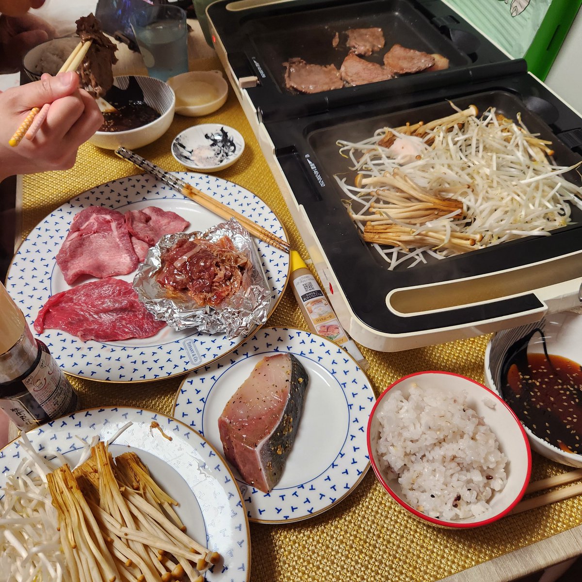 4887ta's tweet photo. タカシマヤ、デパ地下焼肉の日✨
300g3000円予算😁
柿安さんの味付肉
堀川亭さんグラム1780牛タン😍
黒潮ぶ���レモンペッパー
黒豆もやしと茶えのき
叙々苑のたれ指示🫡✨
美味しくないわけなかった❣️
ありがとおおお🥰
#グルメ好きな人と繋がりたい
#料理好きな人と繋がりたい
#おうちごはん
#大切な人 https://t.co/nhX3yQWUvU