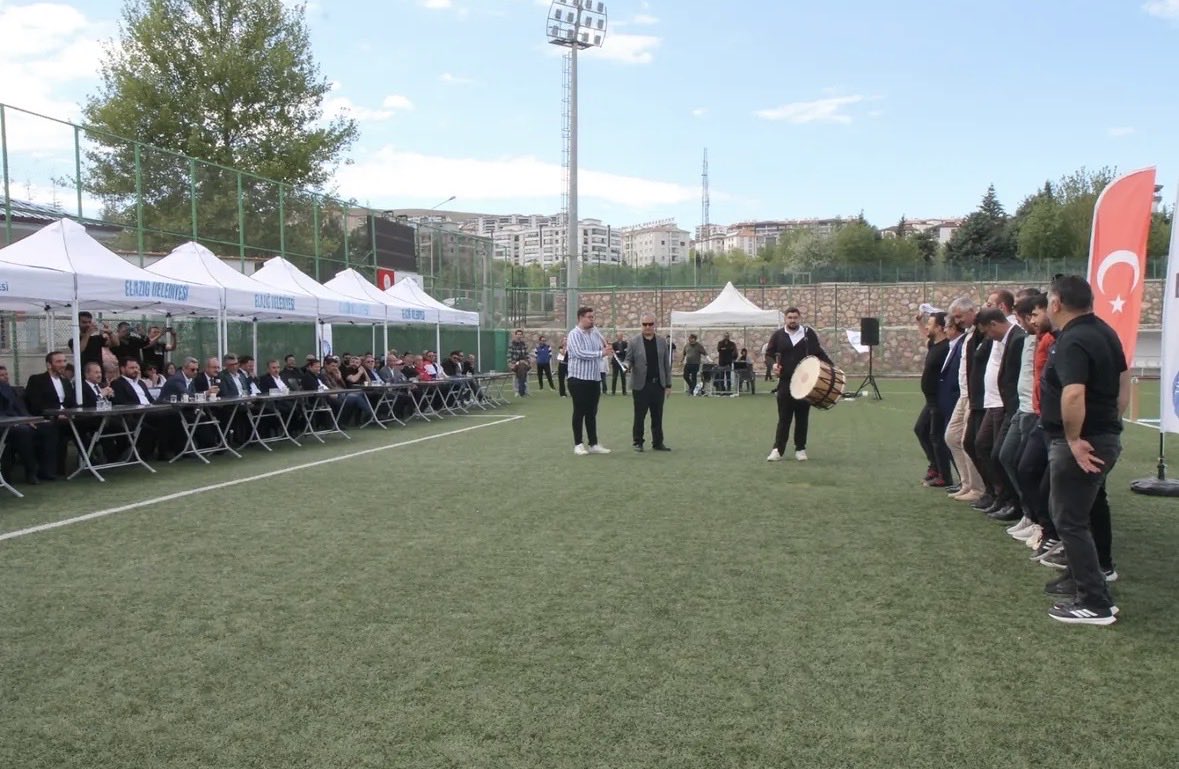 teselazig1's tweet photo. Geçmişin ruhunu geleceğe taşıyan Geleneksel 5. Türk Okçuluk Toyumuzu büyük bir coşku ve yoğun katılımla gerçekleştirdik.
Toyumuza teşrif ederek bizleri onurlandıran Genel Başkan Yardımcımız Sayın Orhan Kütük'e, İl Milli Eğitim Müdürümüz Sayın Beraat Şahin'e, MHP Elazığ İl Başkanımız Sayın Yunus Bal'a, Baskil Belediye Başkanımız Sayın Tuncer Turus'a ve Keban Belediye Başkanımız Sayın Yücel Doğan'a, Kamusen İl Temsilcimiz Sayın Ömer Topaloğlu'na, Türk Ocağı Elazığ Şube Başkanı Sayın Yavuz Haykır'a Kent Konseyi Başkanı Sayın Nafiz Koca'ya, MHP KAÇEP Başkanı Sayın Burcu Tuncer'e, Türk Hukuk Enstitüsü Elazığ İl Başkanı Sayın Mevlüt Eflatun'a, ELÇEMDER Başkanı Sayın Gürkan Öztürk'e, Harput Der Başkanı Sayın Kazım Atıcı'ya ve Kamusen'e bağlı sendikalarımızın kıymetli şube başkanlarına ve tüm protokol üyeleri ile misafirlerimize teşekkür ediyoruz.
Ata mirasımız olan geleneksel Türk okçuluğunun yaşatılması adına büyük emek veren Geleneksel Türk Okçuluğu Elazığ İl Temsilcimiz Sayın Erdem Özdemir ile kıymetli ekibine ve toyumuza katkı sunan herkese ayrıca şükranlarımızı sunuyoruz.
Kültürümüzü, tarih şuuruyla ve milli ruhla yaşatmaya devam edeceğiz.
Ne mutlu Türk'üm diyene!
@orhankutuk41 
@fmuratt23