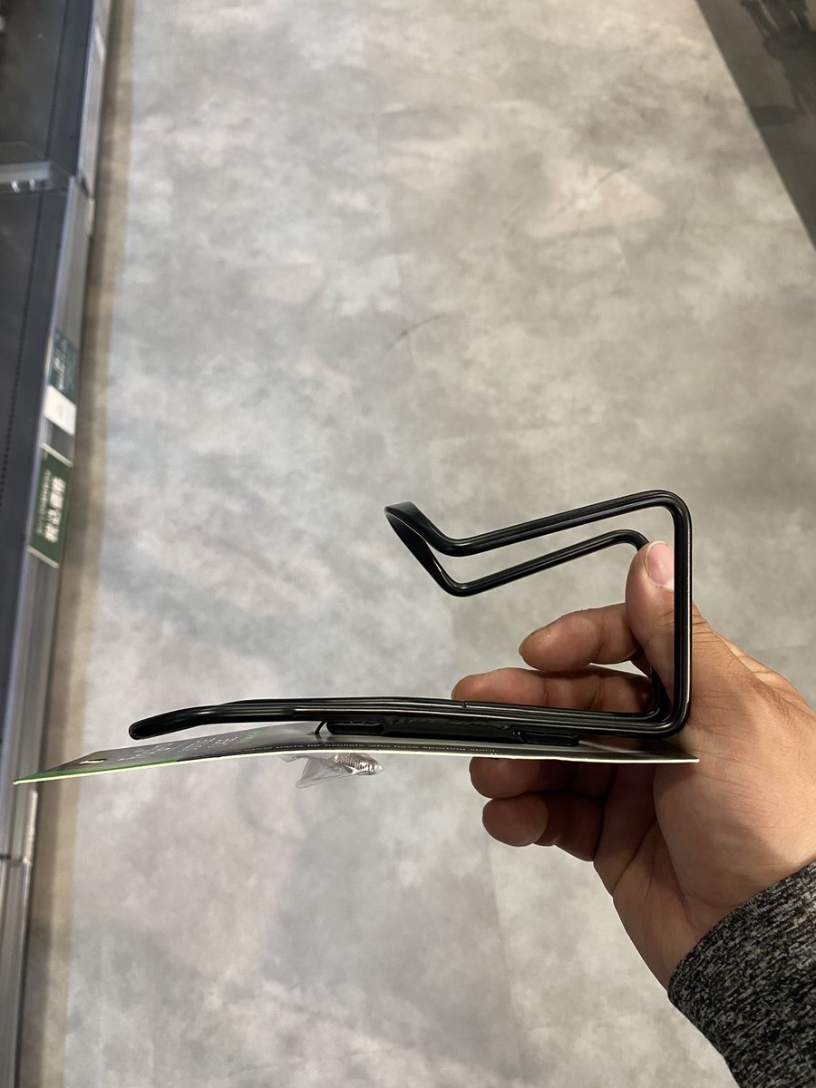 obfune's tweet photo. 今春できたホームセンターにいまさらきたけど、このペットボトルケージ、上金具向き逆じゃないかなぁ、、、。取り付け金具より低いんじゃ干渉するし、ダウンチューブとも干渉しないか https://t.co/sqj4EZRP1j