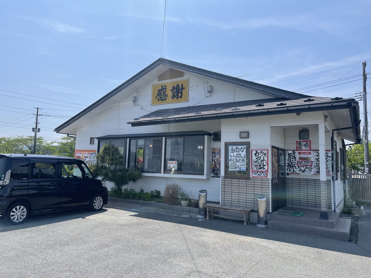 march_moco_'s tweet photo. ごはん処はる
マグロ漬け丼　

なぜかバナナとイチゴが乗ってて面白かった

店内から遠目で見る愛車が一番かっこいい https://t.co/PUyyHloOfb