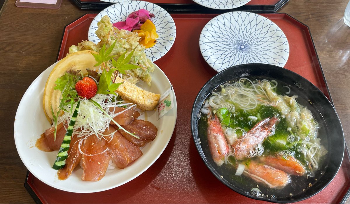 march_moco_'s tweet photo. ごはん処はる
マグロ漬け丼　

なぜかバナナとイチゴが乗ってて面白かった

店内から遠目で見る愛車が一番かっこいい https://t.co/PUyyHloOfb