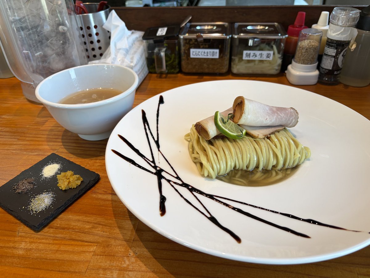 roichiyu's tweet photo. 満帆家
昆布水つけ麺　塩
全部普通
大盛
14時ギリ滑り込み（すみません）
食べてみたかった昆布水つけ麺
綺麗な盛り付けを崩すのがもったいないけど
しっかり美味しくいただきました
醤油も食べてみたい
ごちそうさまでした https://t.co/SOduY4VoGq