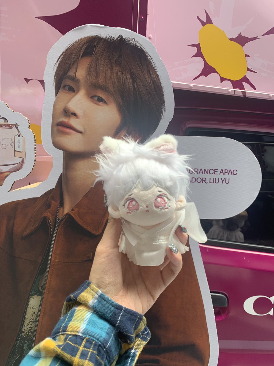 Monmonomg's tweet photo. มาแล้วเบบี้ของแม่ พนงข้างหน้าน่ารักมากก รถดี น้องหลิวอวี่ดี Coach ดี ขอบคุณค่าา @Coach
#CoachPrettySummer #Becach #LiuYu https://t.co/Uk57fTyBaz