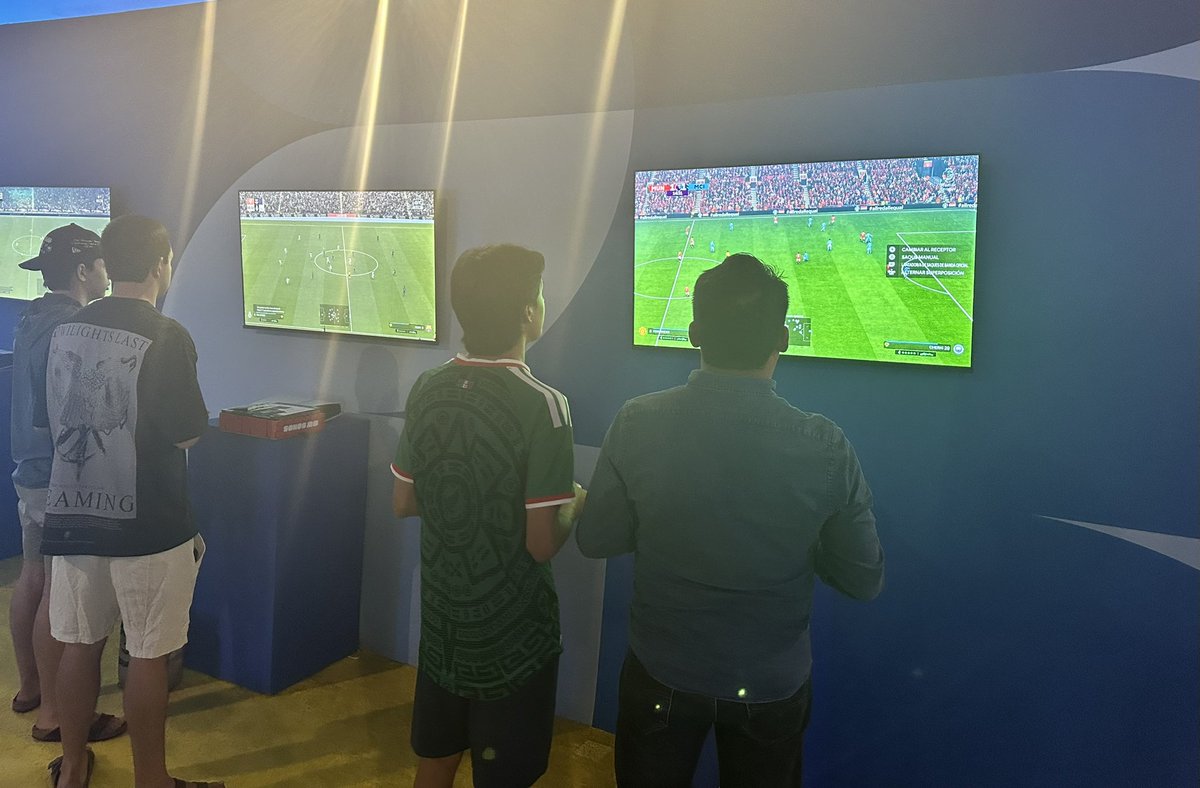 futbolmx_chido's tweet photo. 【W杯2026】メキシコシティ🇲🇽
W杯名物として海外で人気を集める、PaniniのW杯アルバム。  

イベント会場では、ステッカー交換会に加え、ゲームや散髪ブースまで登場💈🎮  
多くのコレクターが集まり、W杯一色の盛り上がりを見せています！

#メキシコ https://t.co/0FXaUg1BCs
