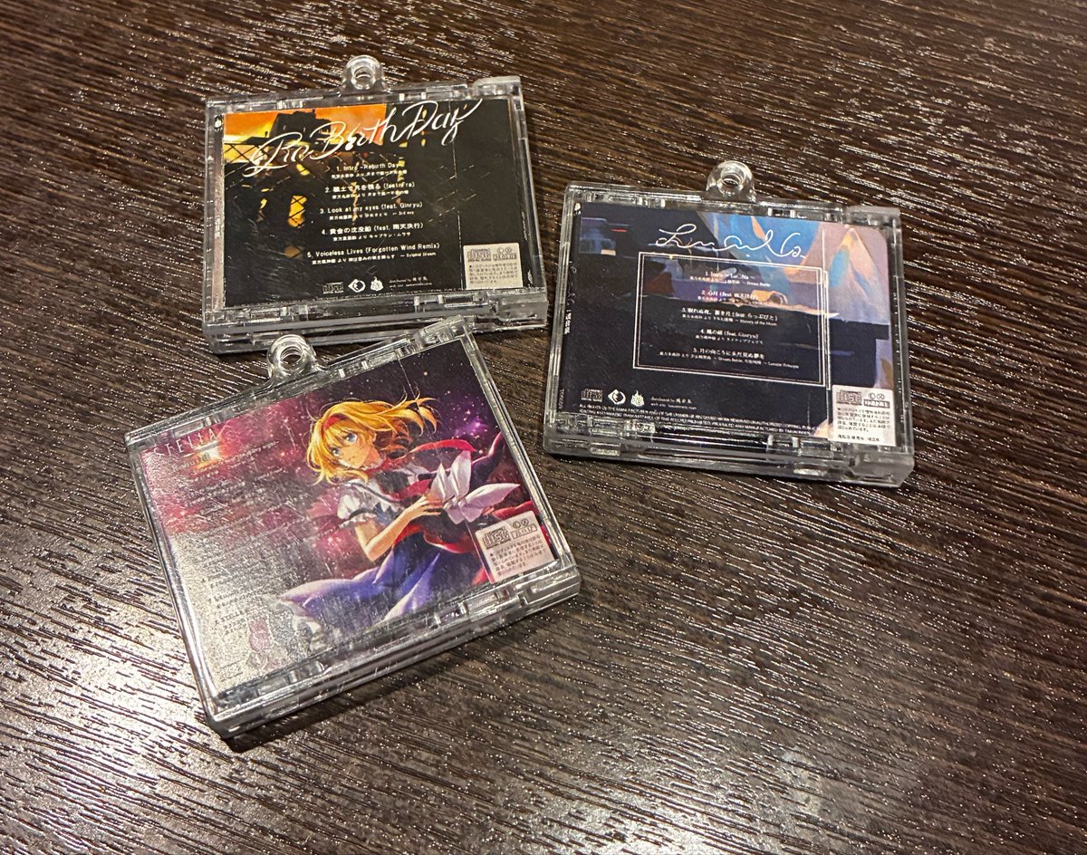 nana38777's tweet photo. 魂音泉のミニCD作ってみました！
ReBirth Day とSTELLA とLu○Na で作ってみました
歌詞カードも全部作り込んだので表裏全部見れます
帯もちゃんと作りました〜
CD部分も表裏ちゃんと作ってあってホログラムステッカー使って反射出してます https://t.co/9DL9USt72u
