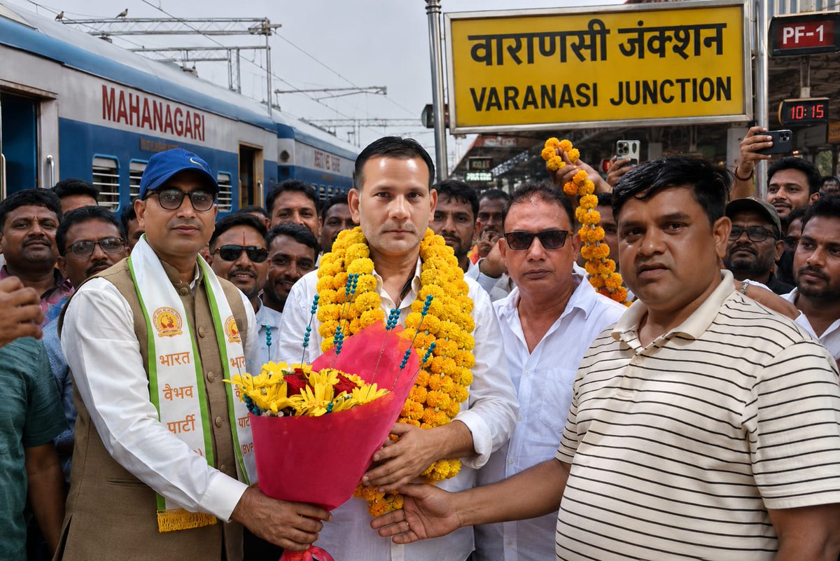 BVPteamIndia's tweet photo. जय #सारथी सरकार 
आज #भारत वैभव पार्टी के राष्ट्रीय अध्यक्ष श्रीमान #कृष्ण कुमार पाण्डेय जी राष्ट्रीय सचिव श्रीमती #सुमन पान्डेय जी संरक्षक श्रीमान #राम अधार पाल जी का #वाराणसी #उत्तर प्रदेश आगमन पर स्वागत करने का सौभाग्य प्राप्त हुआ 
सभी पदाधिकारियों का #उत्तर प्रदेश में हार्दिक स्वागत अभिनन्दन करते हैं 
#अजय मिश्रा 
उपाध्यक्ष 
#भारत वैभव पार्टी #मुम्बई #BVP @BVPForIndia @ChoubeyNagpur @Forever4Indian @jaideepojh35647 @JigneshGosar1 @Krishna60811140 @RajratanS36188 @RameshP36804938 @SaheblalSharma1 @santosh30918766 @sound4India @vijayrpandey @YogeshDube47786