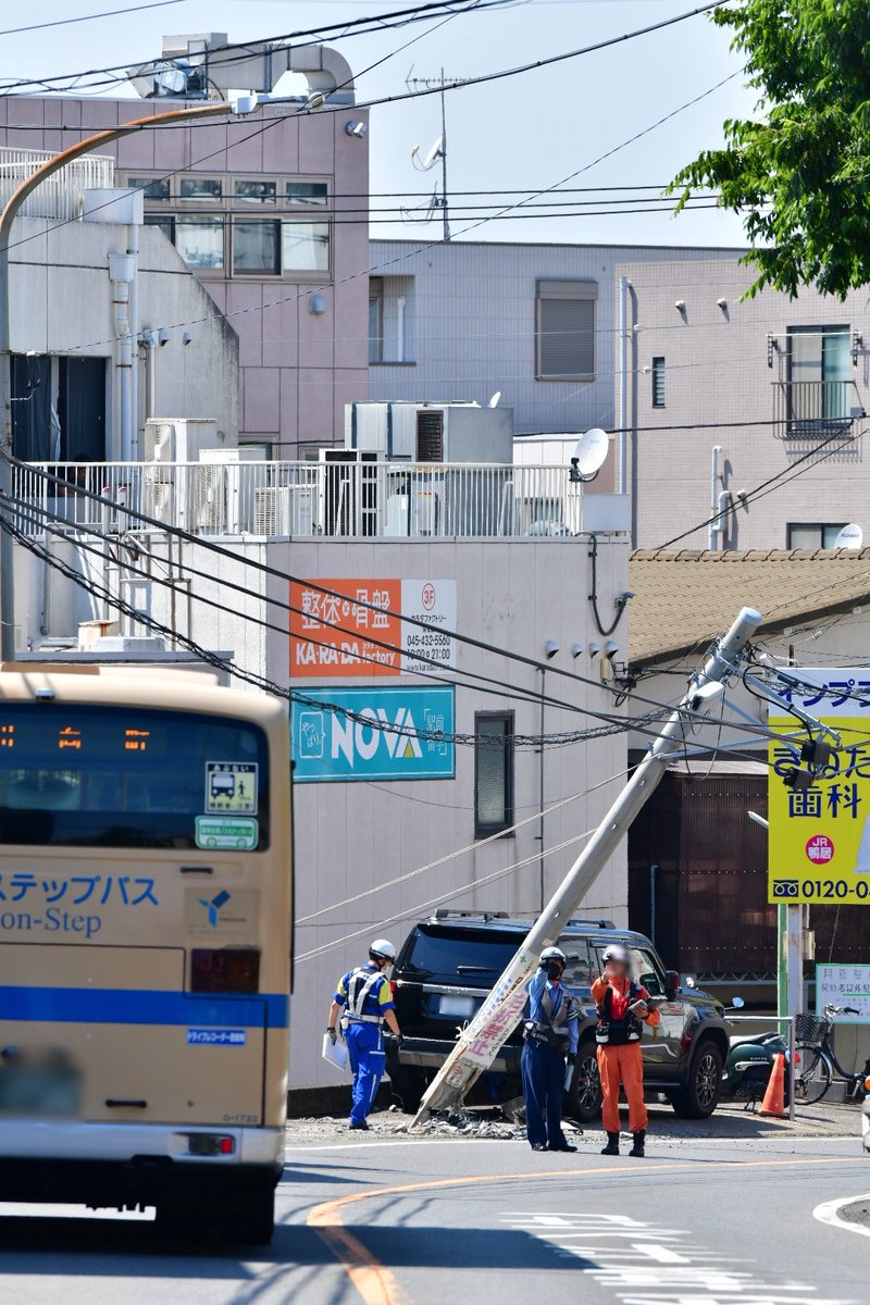 mtdragon1977's tweet photo. 暑い中、ご苦労さまです。
なお、奥に停まる車は事故当該車ではありません(駐車場に停めている車に過ぎない)。
#綱島街道
#通行止め
#菊名 https://t.co/hZcUSGZcCk