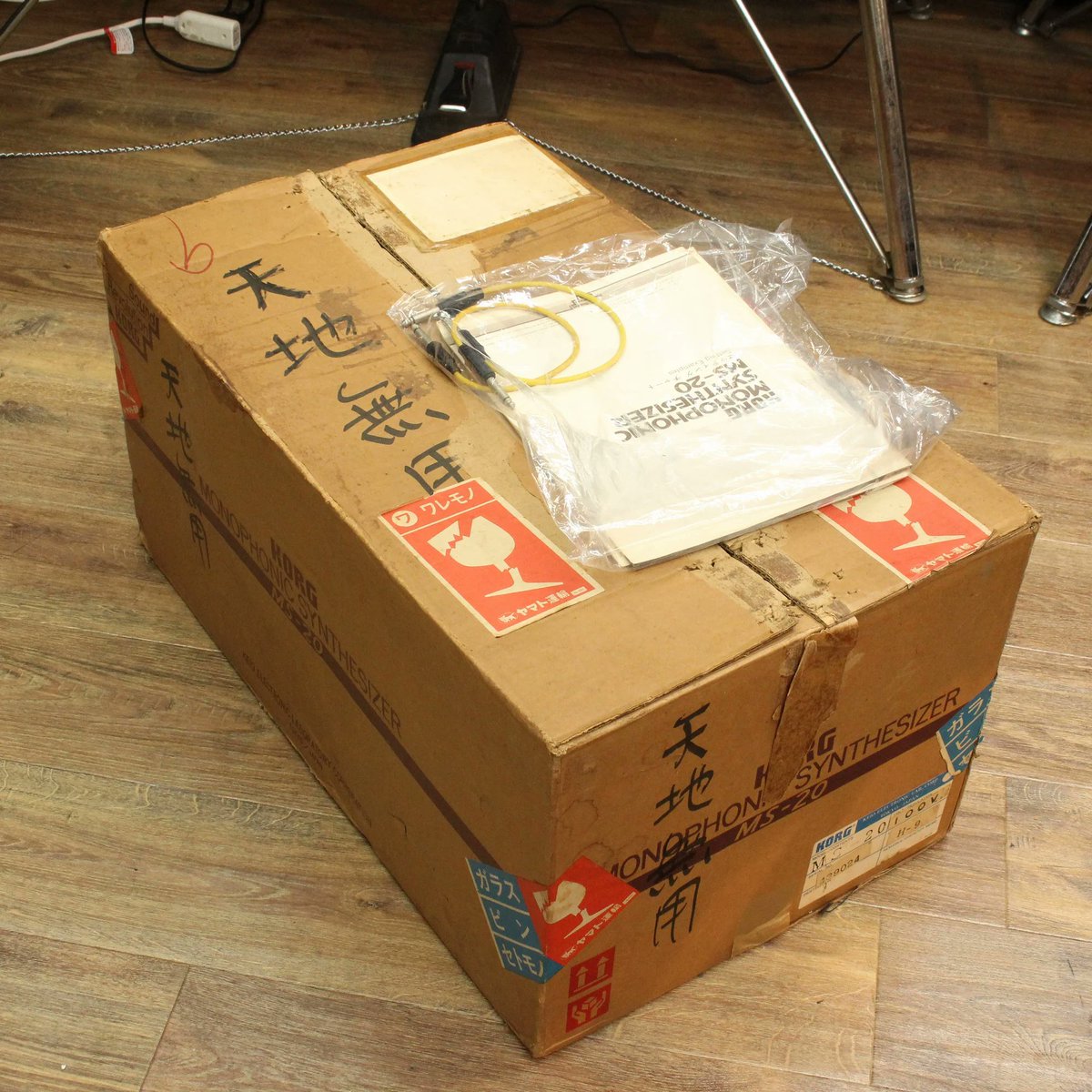 1484_shinjuku's tweet photo. KORG MS-20 後期型 値下げ中!!
太く粘りのあるサウンド、強烈なフィルター、自由自在なパッチングを特徴とし、高い評価を得たKORGモノシンセの大ベストセラー!前期型との違いはVCFで、レゾナンスが高音から低音までくっきり発振するのだとか・・・
#vintagesynth #キーボードマート新宿 https://t.co/Axz646A22Z