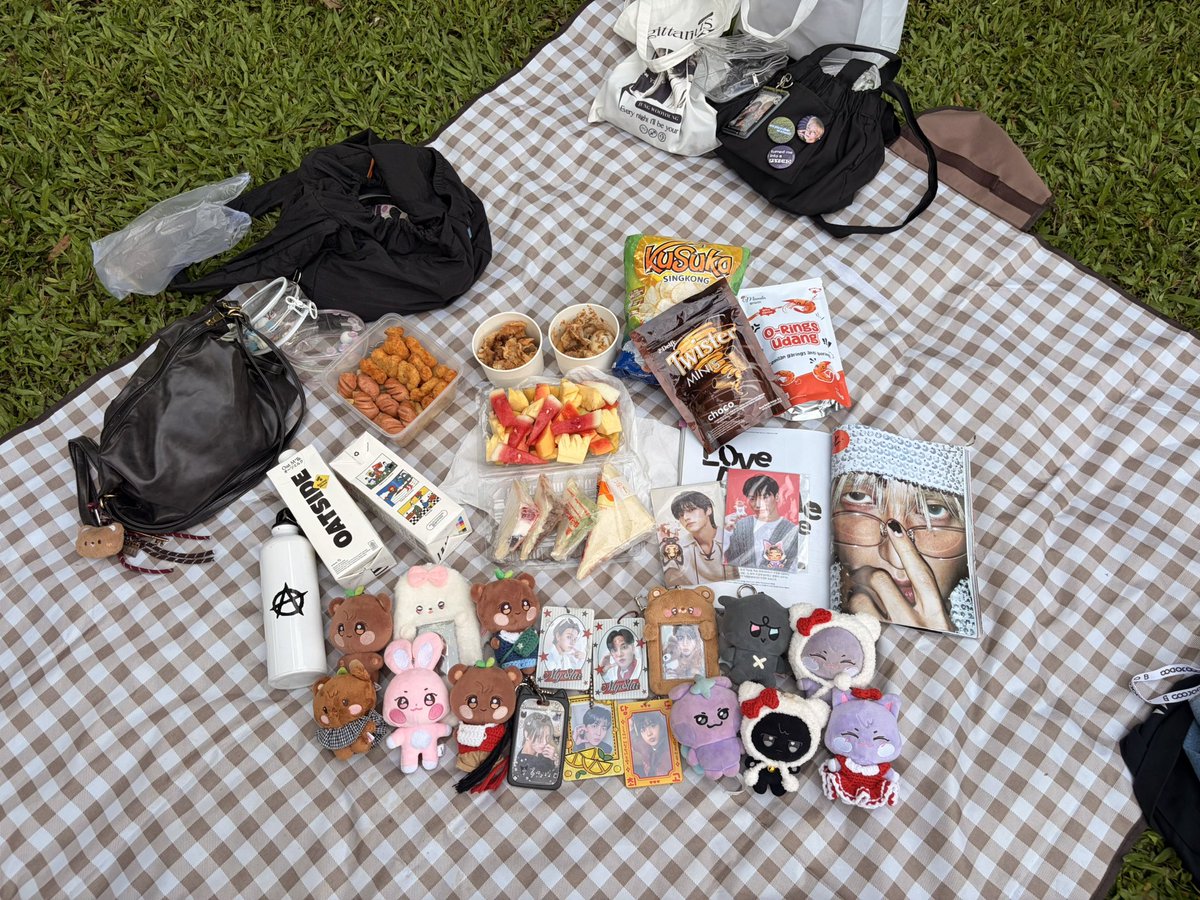 forsythiae_'s tweet photo. It’s babies Sunday picnic!!! ☀️

*wsn with their strawberry sandwich 🍓🍓🍓

With the moms @hzlgoesnut @bbirongboo @kyeoptasan @songtheau https://t.co/Er1Bci2PiG