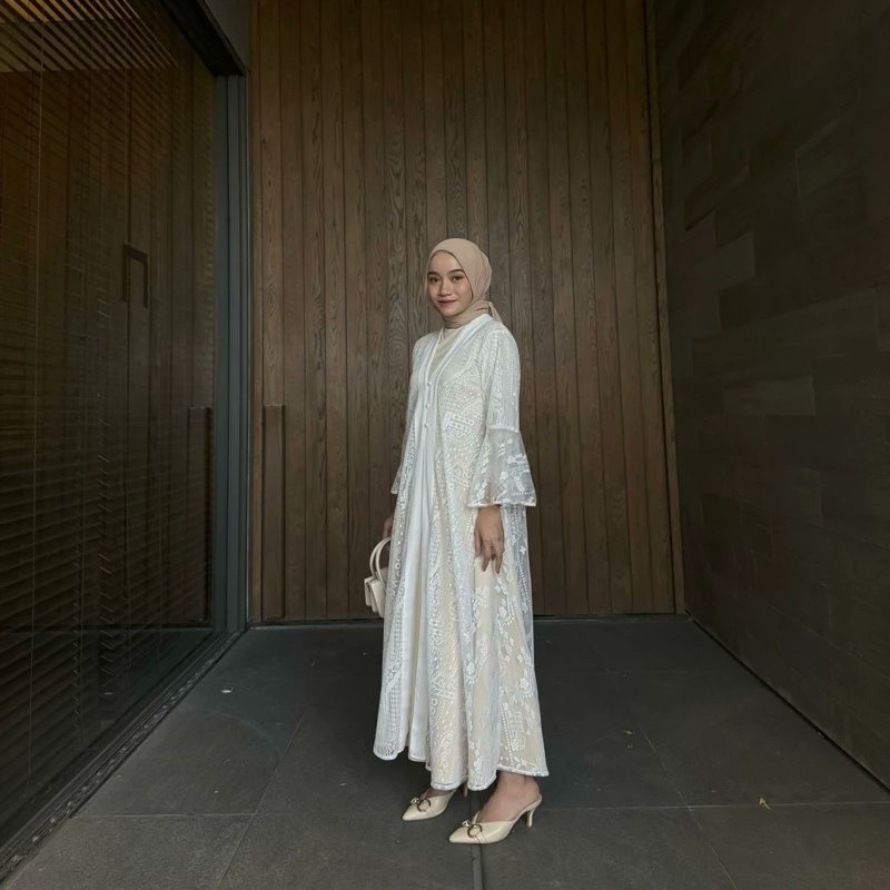 OutfitBellatrix's tweet photo. outer lace yang dipake langsung bikin outfit keliatan mahal tuh emang susah ditolak 😭

modelnya flowy, detail lace-nya cantik banget, terus vibes femininenya dapet tanpa keliatan berlebihan. dipake layering buat ngopi atau acara juga cakep parah 

https://t.co/qjuXMokLZJ https://t.co/zMSmo6ysED