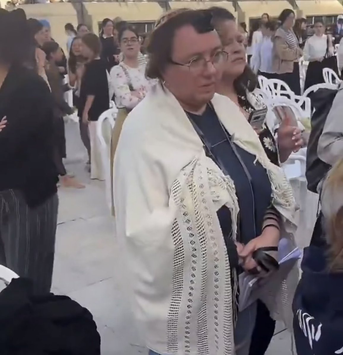 הַשּׁוֹאֵל tweet media