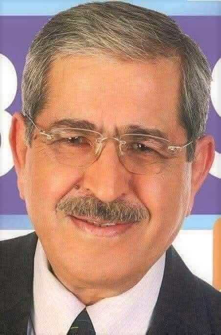 TOPRAK_2_'s tweet photo. ".......İŞTE GİDİYORUM ÇEŞM-İ SİYAHIM......."
23'ncü Ölüm yılında, 
Büyük halk ozanı Mahsuni Şerifi Rahmet ve saygıyla anıyorum 
Ruhu şaad mekanı cennet olsun...
17 Mayıs 2002'de kaybettiğimiz büyük Halk Ozanı Aşık Mahzuni Şerif'in 
Asıl adı Şerif Cırık olan Mahzuni Şerif, 
17 Kasım 1939'da Kahramanmaraş'ın Afşin ilçesinin Berçenek köyünde doğdu. 
Berçenek’te ilkokul olmadığı için Elbistan’ın Alembey Köyü’nde, Lütfü Efendi Medresesinde Kur’an eğitimi aldı. Ancak, 1956 yılında kendi köyüne ilkokul gelmesiyle birlikte birlikte buradan mezun oldu.
Bağlamaya amcası Aşık Fezai (Behlül Baba) sayesinde merak saldı.
1955 yılında, sonradan Ankara'ya nakledilen Mersin Astsubay Okulu'na kaydoldu. 1959'da okulu bitirerek ordonat tekniker sınıfına ayrılarak Ankara Ordonat Tekniker Okulu'nda eğitim almaya başladı. Burada okurken yapılan bir arama sonucu çantasında Alevi-Bektaşi ozanlarının şiirleri ve Marksizm ile ilgili kitaplar çıkmasıyla okuldan kaçtı ve bir daha geri dönmedi. 1961'da Kuleli Askerî Lisesi'nde gitti fakat maddi zorluklardan ötürü eğitimini yarıda bıraktı.
Mahzuni Şerif özellikle 60'lı yıllarda yükselişe geçti. Ankara'da, Fikret Otyam, Feyzullah Çınar, Nesimi Çimen, Aşık Daimi, Kul Ahmet gibi ozanla bir araya gelmeye başladı. Otyam'la ilişkileri baba oğul gibiydi.
Bu dönemden sonra Mahzuni Şerif hakkında soruşturmalar başlatıldı. Kısa aralıklarla birkaç kez hapiste yattı.
68'in devrimci önderlerinden Deniz Gezmiş, Yusuf Aslan ve Hüseyin İnan'ın idam edildiği dönemde başbakan olan Nihat Erim için yazıldığı iddia edilen "Erim erim eriyesin" türküsünü plağa okuması yüzünden hapse atıldı. Türkü sözleri şöyleydi: Köşkün sarayın yıkılsın / Erim erim eriyesin / Umudun suya dökülsün / erim erim eriyesin / Sürüm sürüm sürünesin
2001 yılının Kasım ayında kendisine, "Elhamdülillah Kızılbaş'ım ve laikim. Ben değil, yedi sülalem Kızılbaş'tır. Bir suç varsa o da dedemdedir." dediği için, DGM tarafından aleyhinde dava açıldı. Duruşma 27 Aralık 2001 tarihinde DGM'de yapıldı.
Evli, sekiz çocuk, dört torun sahibi olan Mahzuni Şerif 17 Mayıs 2002 tarihinde Almanya Köln'de vefat etti. Vefat ettiğinde, Devlet Güvenlik Mahkemesi'ndeki davası henüz sonuçlanmamıştı. Vasiyeti üzerine Nevşehir'in Hacı Bektaş ilçesine gömüldü.
Aşık Mahzuni’nin 453 plağı, 58 kasedi ve yayımlanmış 8 kitabı bulunuyor. Ayrıca TRT tarafından hakkında çekilmiş 2 belgeseli var.
Aşık Mahzuni Şerif, 1989-1991 yılları arasında Halk Ozanları Federasyonu tarafından dünyanın en büyük 3 ozanı arasında gösterildi.
Aşık Mahzuni'nin türküleri pek çok sanatçı tarafından seslendirilmiştir.