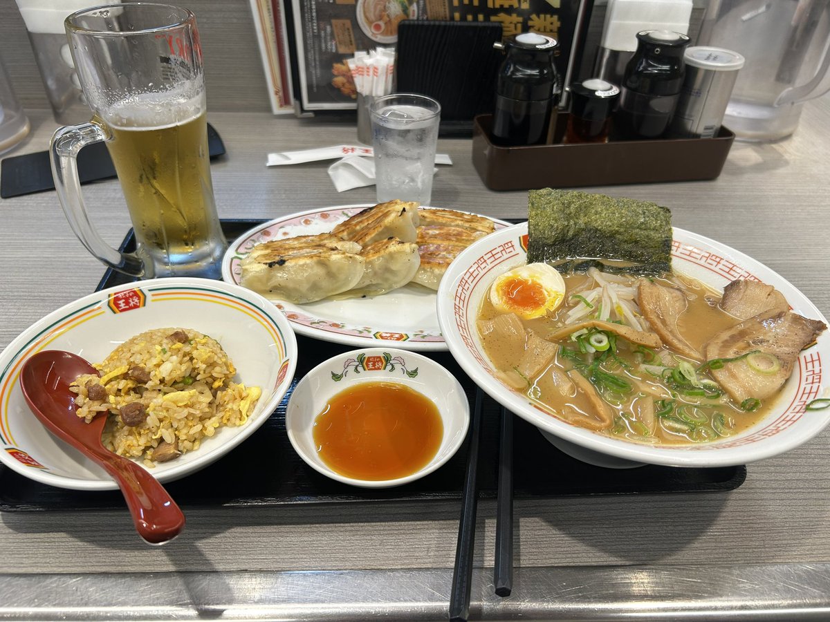 ASuke777jp's tweet photo. 息子氏朝から中国語検定、昼から英検準一級試験ハシゴ😅
梅田ダンジョンで乗り換えよう出来んって言うから朝から付き添い
もう高三なんだからさぁ…たのむで
大学受験も親が付き添いか⁉️😓

って言う事で大変遅い昼メシw
あぁ王将の餃子🥟何ヶ月ぶり⁉️😋 https://t.co/Y0XemRRMOJ