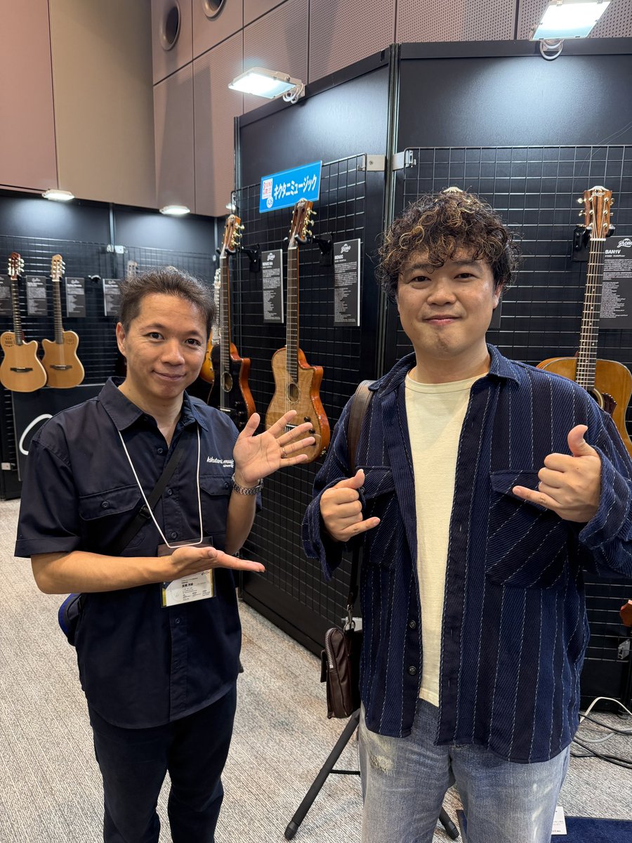 kikutani_music's tweet photo. 【サウンドメッセ大阪 2日目】

ウクレレ奏者のKYASさん(@KYASryo )
がキクタニミュージックのブースに立ち寄って下さいました！

KYASさんはAERのdual mixやアンプをご愛用してくれています。

#KYAS 
#AER 
#キクタニミュージック
#サウンドメッセ大阪 https://t.co/qUZwG5ENJs