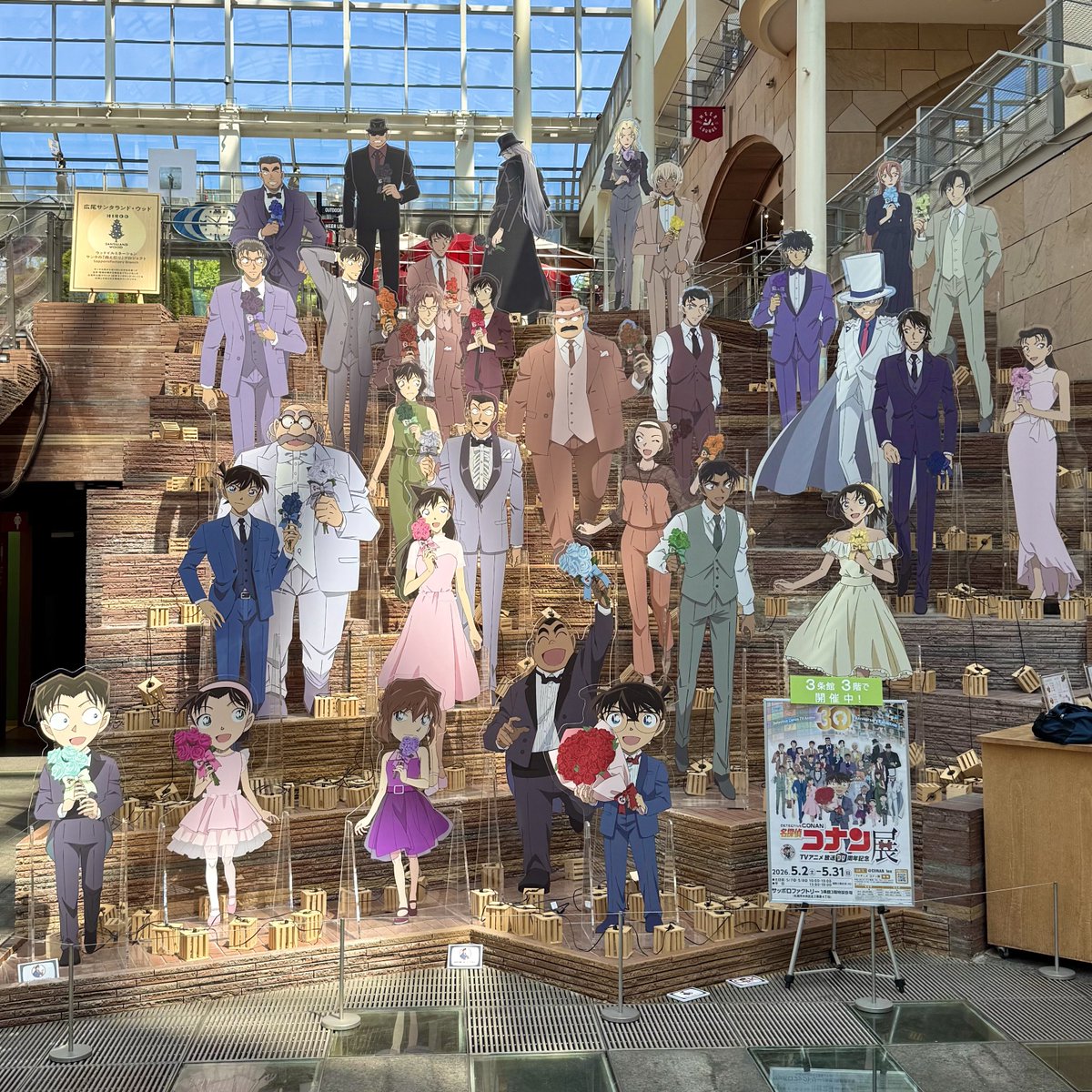i_wrap_official's tweet photo. 名探偵コナンの、
巨大なアクスタに遭遇。

展示会が開催されてるらしい。
大行列を見かけました。

蘭ねーちゃんには…
スポットライトのように陽光が差し、
とっても綺麗でした。 https://t.co/jX2dqD7CJo