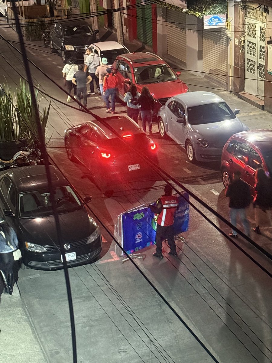 MiniFer1's tweet photo. Policía dejando pasar a vehículos en sentido contrario. Calle Florida @BJAlcaldia @SSC_CDMX @LuisMendozaBJ URGE más control cuando hay eventos. https://t.co/zMwRWbm7Df