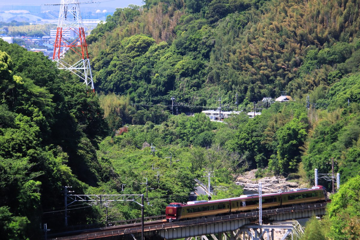 d51tom's tweet photo. 大和路線の特急まほろば（安寧）と新緑のコラボが撮れました。
後ろにはすれ違った221系が少し見えます。
#大和路線
#安寧
#亀の瀬
#柏原市 https://t.co/nWX7iTQ3z1