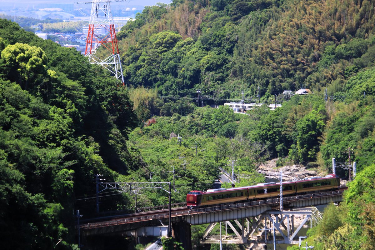 d51tom's tweet photo. 大和路線の特急まほろば（安寧）と新緑のコラボが撮れました。
後ろにはすれ違った221系が少し見えます。
#大和路線
#安寧
#亀の瀬
#柏原市 https://t.co/nWX7iTQ3z1