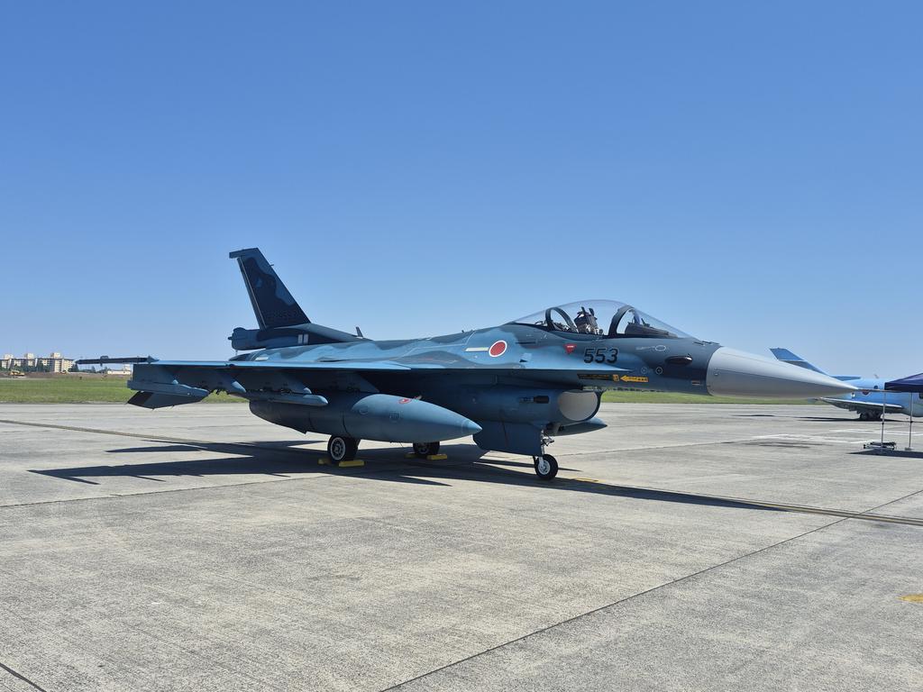Stig3221's tweet photo. 横田基地！
やっぱり洋上迷彩のF-2がめちゃカッコいい！！ https://t.co/8zQcyMWjTo