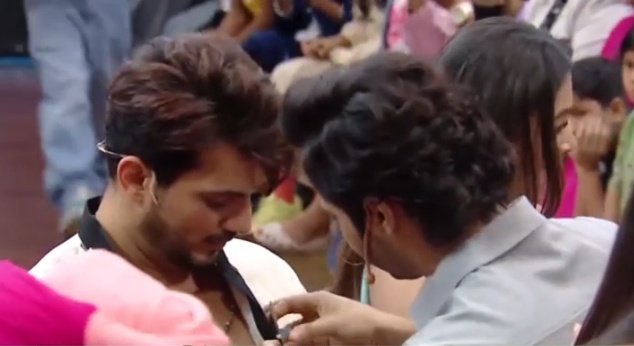 Rivashni_2312's tweet photo. Definitely 2 of my favs @Thearjunbijlani @varun_dvn 🫶💯

PS : 😂 I would've wanted VD on our team but #NiaSharma stole him first 😂🫶💯

#ArjunBijlani #VarunDhawan #LaughterChefs3 https://t.co/2NczLFjXoE