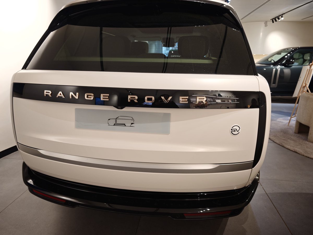Evassential's tweet photo. Super impressed by the all‑new 2026 Range Rover SV! Saw the first white release in Mayfair alongside the black SV in Windsor Horse Show. Truly the ultimate luxury family car, engineered to perfection by Land Rover. 🐎🚗#RangeRoverSV #2026London  #WindsorHorseShow #LandRover https://t.co/ZnnntqyGci