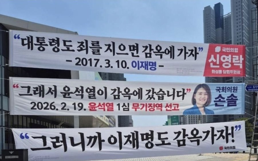 르르 tweet media