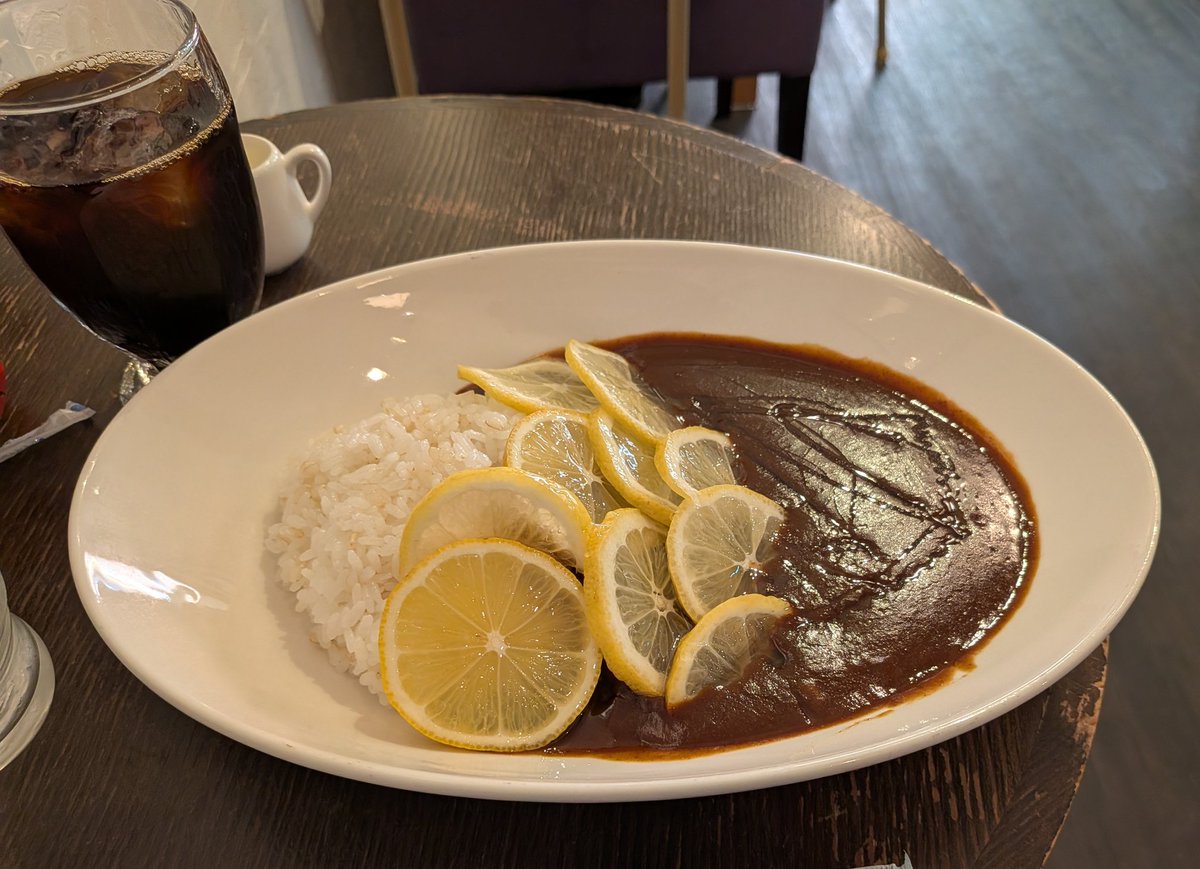 UmekageLC's tweet photo. 気分転換にと箕面の滝へ行ってみた。遊歩道が工事中で通常の倍近い距離の険しい道を通らないといけない。麓にあるカフェでカレーをいただく。店内にジブリの曲が流れているのは、道中に白龍大明神（ハク）が祭られているからか。 https://t.co/rx4yaLzzvv