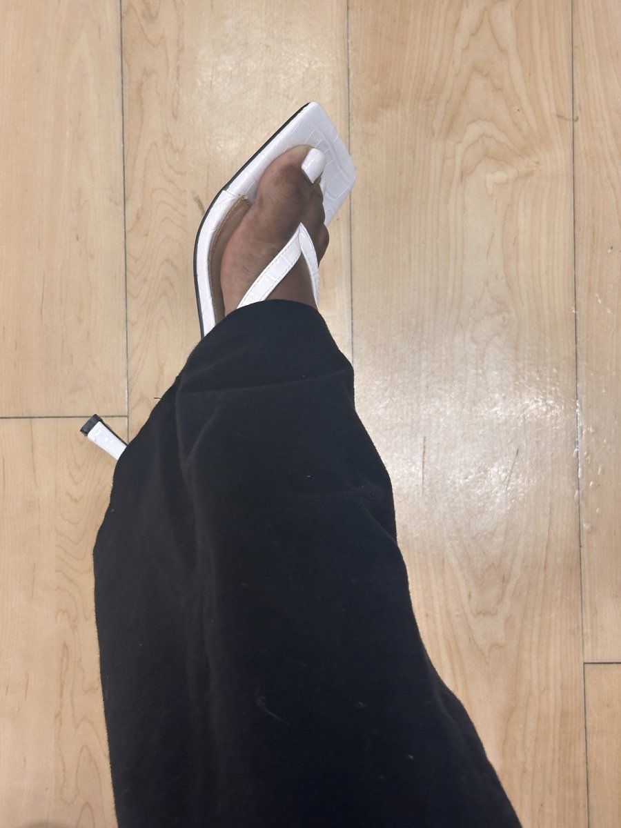 PriceOfPretty's tweet photo. What loser wants to kiss my feet and get stepped on?
#findom #goddess #shopping #piggy #feetfetısh #feetِ #toeslover https://t.co/OoALAAF1xa