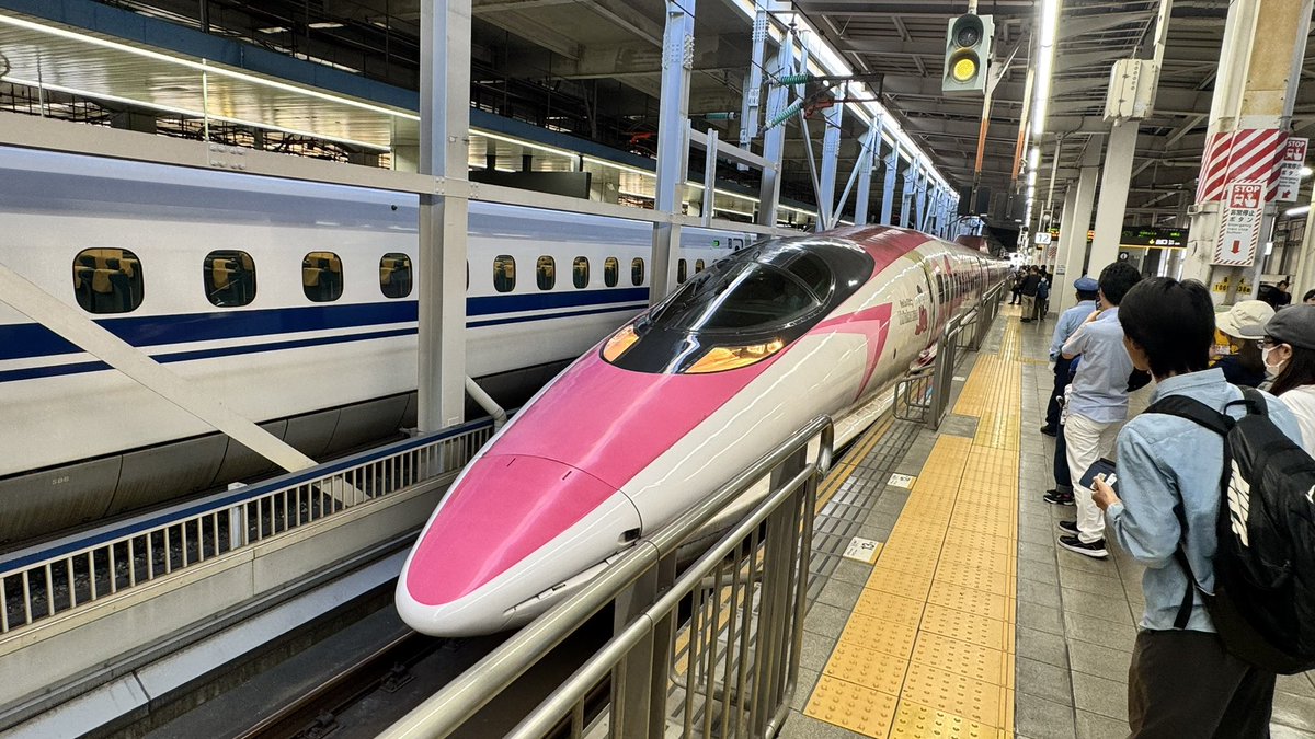 ARCwSw's tweet photo. 本日17日でラストランになりましたハローキティー新幹線の発車を撮ってきました。奇跡のことにデビューした時も出発式を撮影してラストランも撮影できました。8年間ありがとうございました。今思えば500系エヴァが短かったような。もうちょっとやって欲しかったなと今でも思います。 https://t.co/6vOrZ4PQ1v