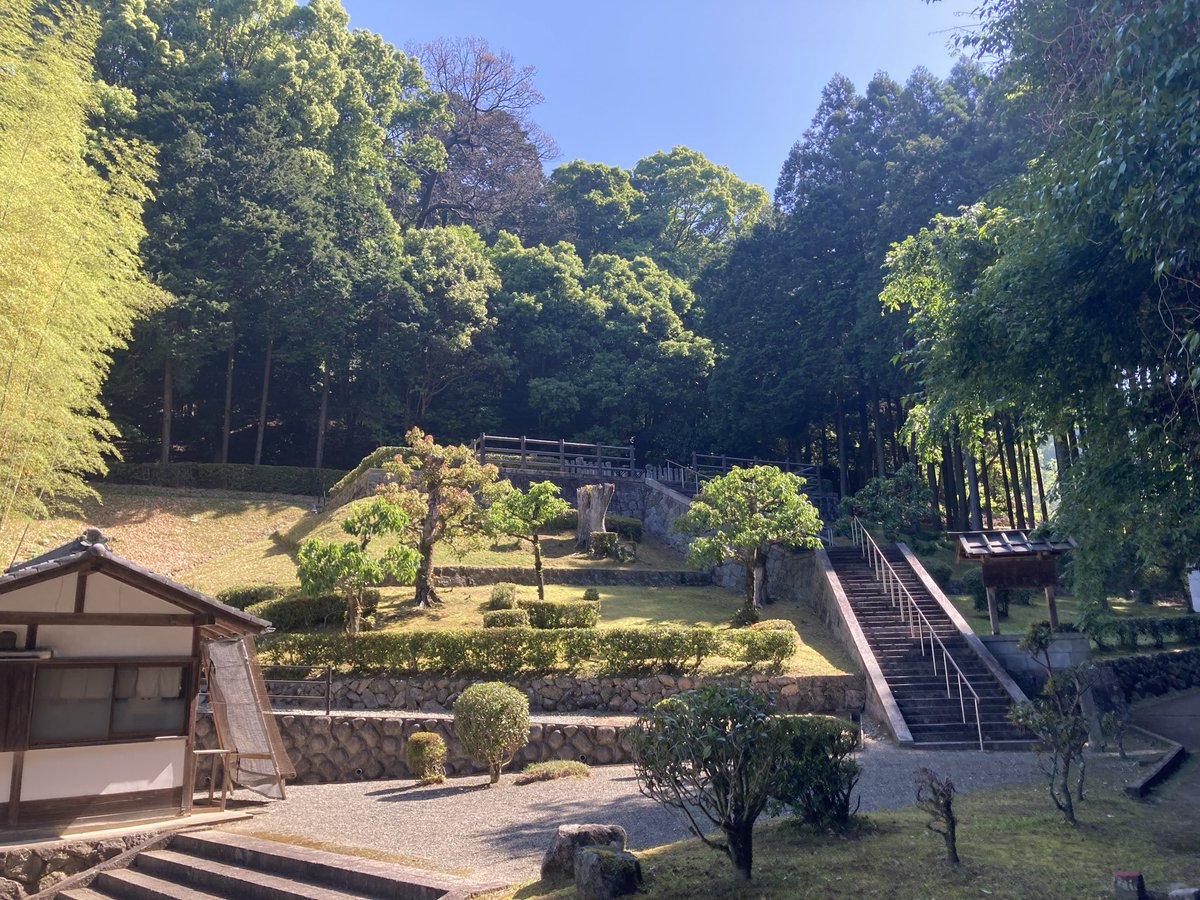 TakeruHK's tweet photo. ただいま舒明天皇陵（段の塚古墳）に来ています。三段の方形壇の上に二段の八角形墳丘をもつ特異な形。ぐるりと一周できるのがいい。八角墳丘は円形にしか見えなかった。上円下方墳のイメージ。 https://t.co/IYL4TPfUsL