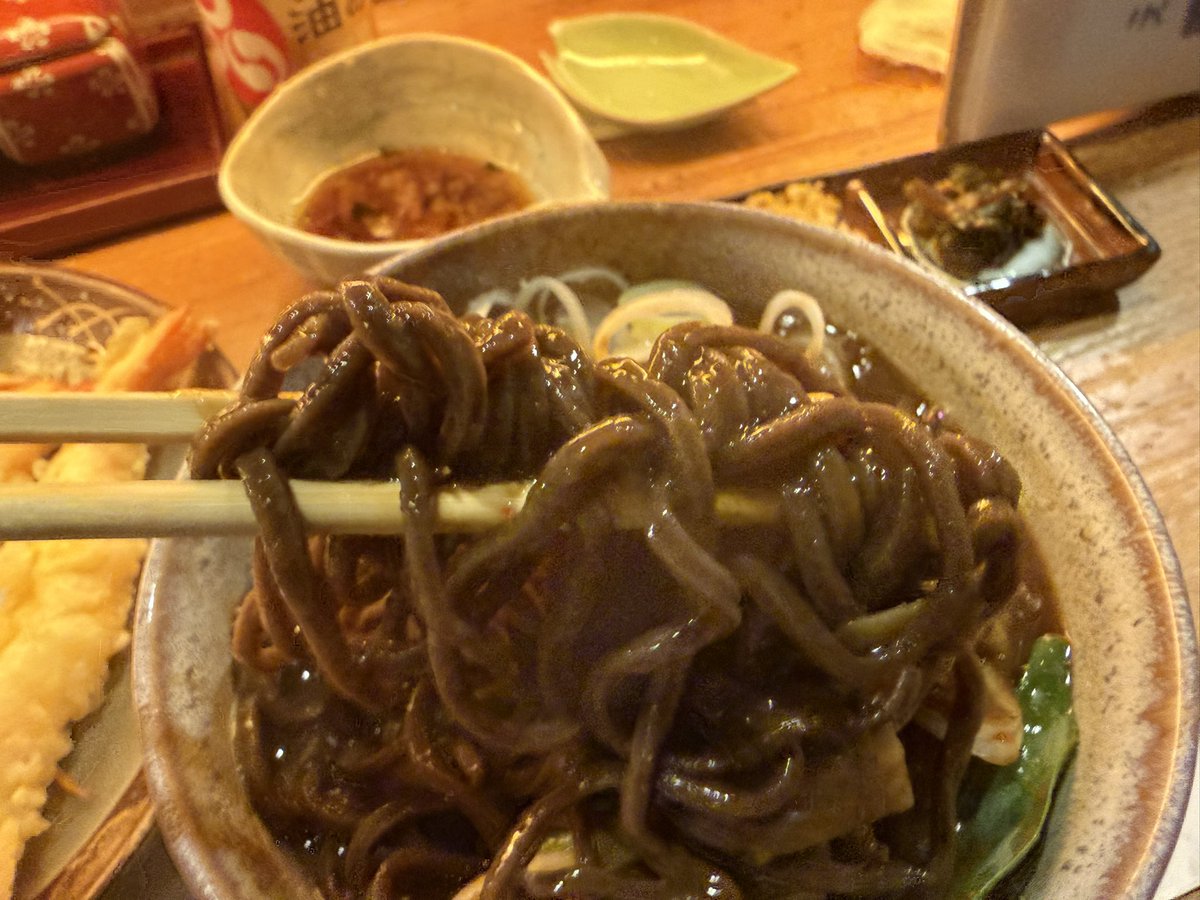 HommaKats's tweet photo. 夜では初訪問です。
各種アルコール類が結構豊富で結構呑みました🍶
天ぷらメニューを結構オーダーしました。
季節柄行者ニンニクのメニューがありましたので多く注文しました。
最後はゴールデンウィーク限定メニューの 「えぞしかプクサのかれーそば」もちろん使用している蕎麦は音威子府そばですのでいただいて店を後にしました😋🍶🍺

#音威子府TOKYO
#えぞしかプクサのかれーそば
#幻の黒蕎麦
#日本最北の駅そば

@Otoineppu_TOKYO