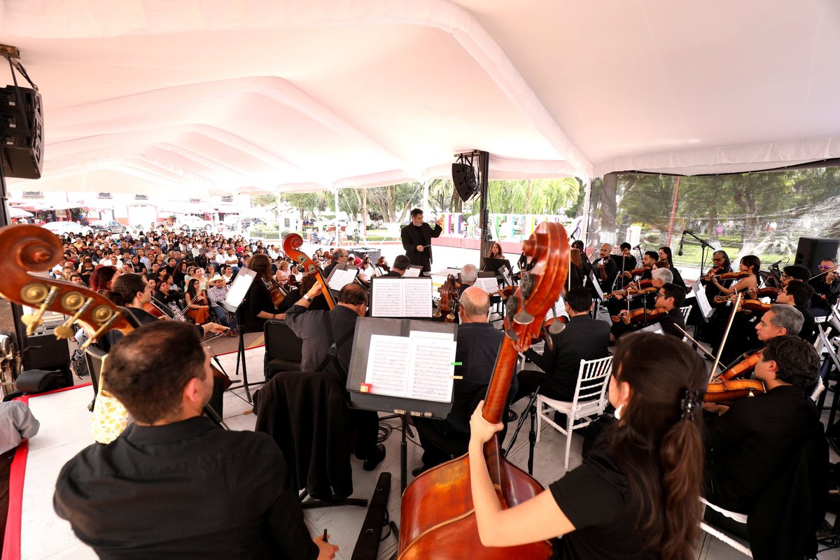 OSEMoficial's tweet photo. Agradecemos a Jilotepec, Pueblo Mágico, por el gran recibimiento a nuestra orquesta en la repetición del #Programa12
👏🏼 a los maestros Faustino Diaz, trombonista y compositor, e Iván del Prado, director huésped, por este extraordinario concierto frente a cientos de familias. https://t.co/JuEm7WlPRK
