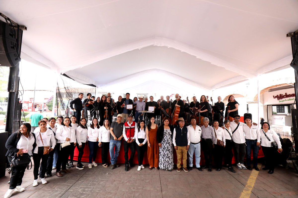 OSEMoficial's tweet photo. Agradecemos a Jilotepec, Pueblo Mágico, por el gran recibimiento a nuestra orquesta en la repetición del #Programa12
👏🏼 a los maestros Faustino Diaz, trombonista y compositor, e Iván del Prado, director huésped, por este extraordinario concierto frente a cientos de familias. https://t.co/JuEm7WlPRK