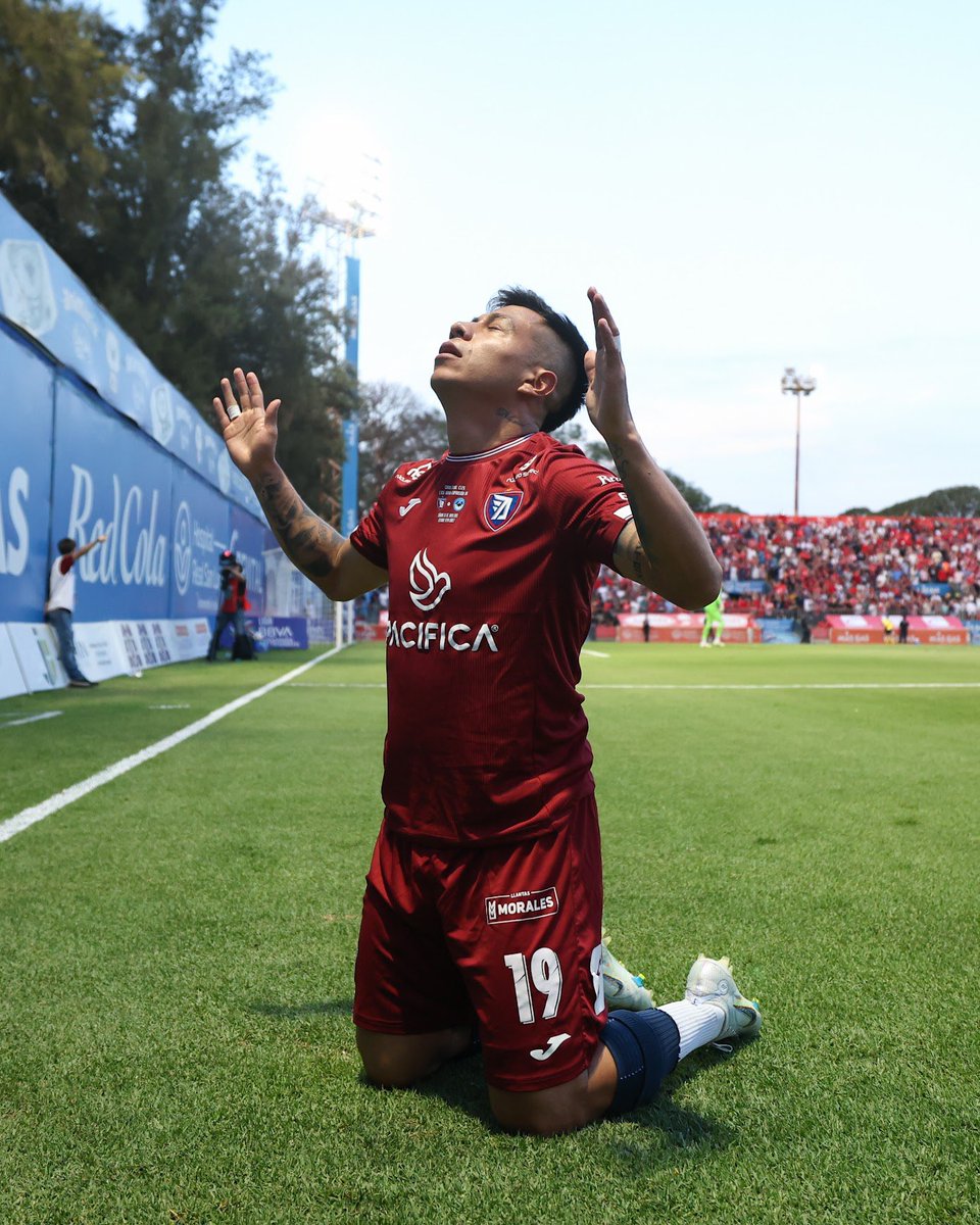 LigaMXExpansion's tweet photo. Simplemente Omar🏝️🏝️

@TepatitlanFC anotó el primero de la GRAN FINAL. 🏔️❤️💙

#FinalExpansiónMX | #Clausura2026 | #ExpansiónMX https://t.co/vulJTnNAx0